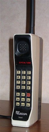 El DynaTAC 8000X fue el primer celular con un costo de $3,995.