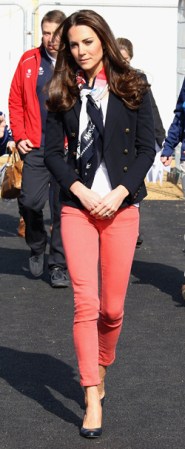 Catalina de Cambridge en skinny jeans color mandarina ¡no podía lucir más fashion!