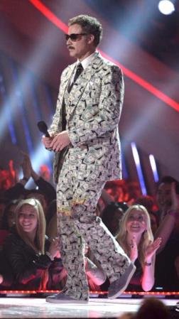 Will Ferrell hizo reír a carcajadas a todos al aceptar el premio (vestido con un traje de billetes de dólar) a Genio de la Comedia.