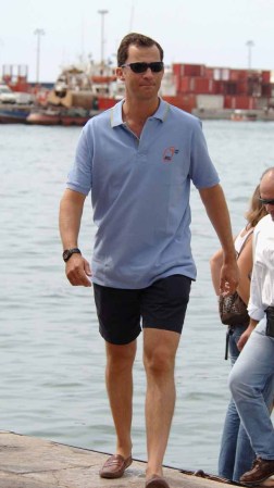 Profesional, deportista y cercano, el Príncipe Felipe, "preparado para reinar", según su padre.