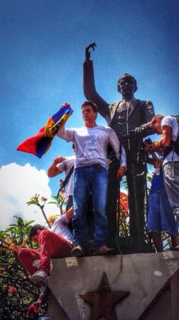 López arengando a los manifestantes.