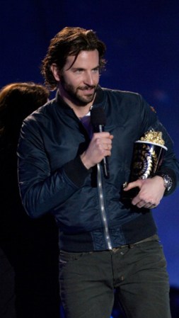 Bradley Cooper se llevó el premio a Mejor Actor por el film "Silver Linings Playbook". También ganaría luego el de Mejor Beso, junto a Jennifer Lawrence, que en las últimas ediciones se lo llevó la pareja protagonista de "Twilight".
