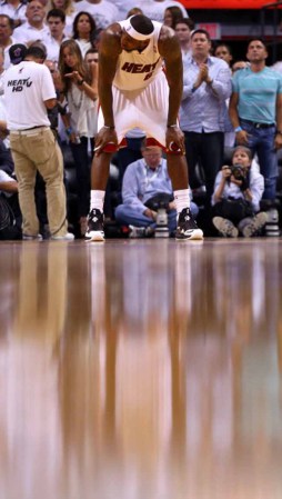 El Heat de Miami derrota espectacularmente a los Peacers de Indiana en tiempo extra 103-102 con soberbia canasta de Lebron James.