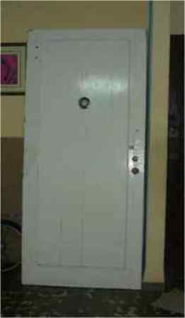 Puerta de calle. Tiene mirilla, es de color blanca, tiene un picaporte y Yale. Esto es una puerta de madera buena, pesa mucho, y es duradera.$90<br />Contacto: Juan Carlos, 881-2658