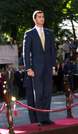 El 30 de enero de 1986, a los 18 años, Felipe jura lealtad a la Constitución de 1978 y al Rey en el Congreso de los Diputados, aceptando su rol como sucesor al trono. En el acto, el ya príncipe Felipe llevaba puesto un traje de civil y no su uniforme de cadete de la Academia Militar.