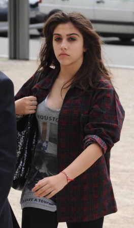 Lourdes Leon Ciccone en París.Su papá Carlos confía en su hija y le agrada su novio, pero que piensa que poner un poco de miedo en el muchacho es algo bueno.