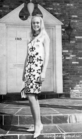 Hialeah también se ha distinguido por sus mujeres bellas. Aquí otra fotografía de Susan "Sue" Lowden, de 1968.