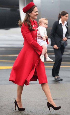 Los fotógrafos fueron rápidos y veloces a captar las torneadas piernas de Kate que el viento dejó entrever.
