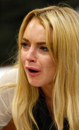 (2010) Lohan recibe la orden de llevar un brazalete en su tobillo para verificar su presencia y consumo de alcohol. Es el segundo en tres años y encima de eso deberá a pruebas semanales de drogas.