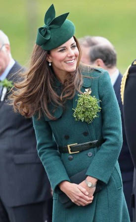 Kate fue fiel a la tradición y vistió completamente de verde de pies a cabeza.