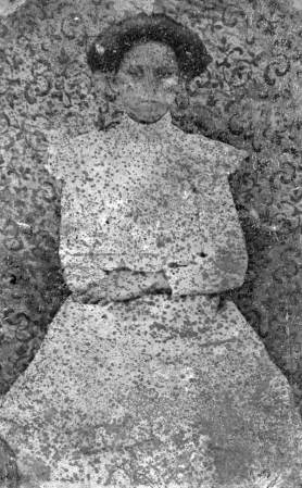 Una mujer sin miedo a la cámara fotográfica allá por el año 1880, en el condado Jackson. Se llamaba Tappley Brookins.