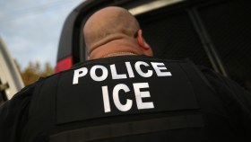 Disparan contra agente de ICE