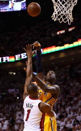 El Heat de Miami derrota espectacularmente a los Peacers de Indiana en tiempo extra 103-102 con soberbia canasta de Lebron James.