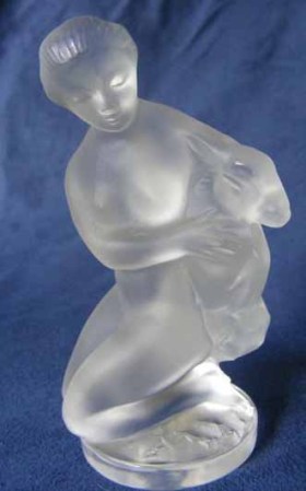 Lindísima mujer de cristal de lalique con una cabra en sus manos lindísimo.