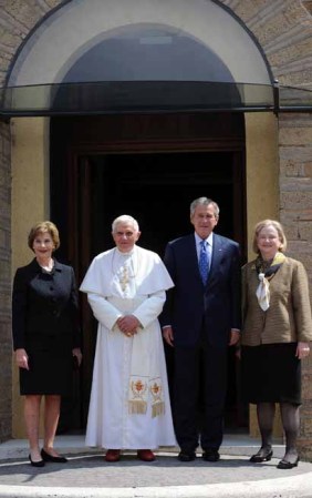 28 de junio del 2011: Envía un tuit por primera vez para anunciar el lanzamiento de un portal noticioso informativo del Vaticano.. En la foto: El papa en su visita a Estados Unidos con la primera dama, Laura Bush y el presidente George Bush, junio del 2008.