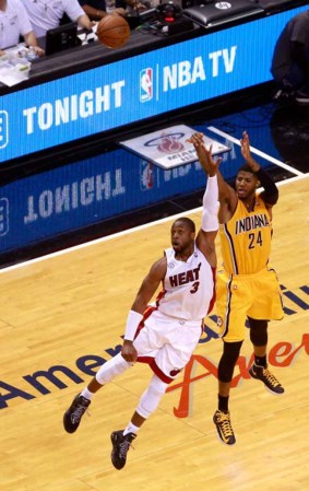 El Heat de Miami derrota espectacularmente a los Peacers de Indiana en tiempo extra 103-102 con soberbia canasta de Lebron James.
