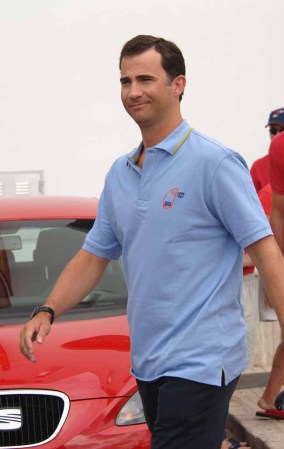 Profesional, deportista y cercano, el Príncipe Felipe, "preparado para reinar", según su padre.
