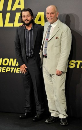 Y es que pareciera que el "statement" es "no me interesa la moda". Sin embargo, a lo largo de esta última década tanto Diego como Gael han creado un estilo muy propio de ellos. Aquí lo vemos con el actor John Malkovich.