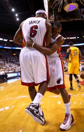 MIAMI, FL - MAY 22: El Heat de Miami derrota espectacularmente a los Peacers de Indiana en tiempo extra 103-102 con soberbia canasta de Lebron James.