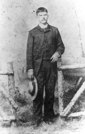 Murrettus "Rhett" McGregor recibió una chapa como policía temporal en el entonces condado de Dade para que ayudara a capturar a Sam Lewis, el propietario de un bar que había matado a dos de sus clientes. El 9 de agosto de 1895 McGregor murió tras un intercambio de fuego con Lewis, quien resultó herido y arrestado. Los ciudadanos airados lo quisieron linchar y un carcelero murió a manos de la turba.