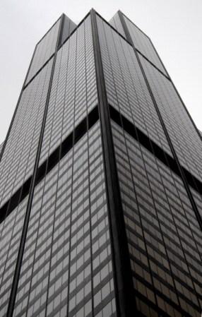 The Ledge, la nueva construcción que cuelga al costado de la torre y parece sostenida en el vacío, recibe 1.3 millones de visitantes cada año.