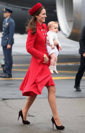 El fuerte viento que soplaba en el aeropuerto hizo que la falda de Kate se levanatar en varias ocasiones y mostrara de más.