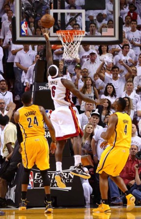 El Heat de Miami derrota espectacularmente a los Peacers de Indiana en tiempo extra 103-102 con soberbia canasta de Lebron James.