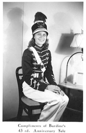La residente de Hialeah Rose Farrell en una foto de 1941 in su uniforme de cadete de Miami Edison.