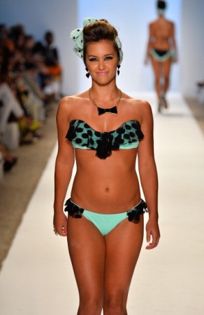 Una modelo presenta una creación de traje de baño de la diseñadora de moda Nicolita durante la Semana de la Moda Mercedes-Benz Swim 2014 en el hotel Raleigh, Miami Beach.