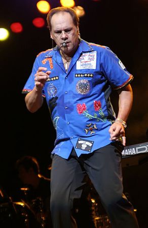 Harry Wayne "K.C." Casey nació en la región del sur de la Florida en 1951. Es famoso por su grupo, KC and the Sunshine Band, y como productor de varios éxitos para otros artistas.