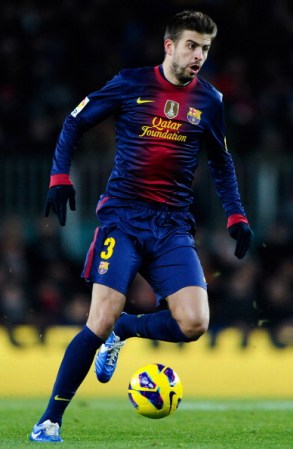 Gerard Pique es un gran atleta y en el campo de futbol se juega el todo por el todo. ¡Éste es el look con el que enamoró a la cantante de rock-pop Shakira!