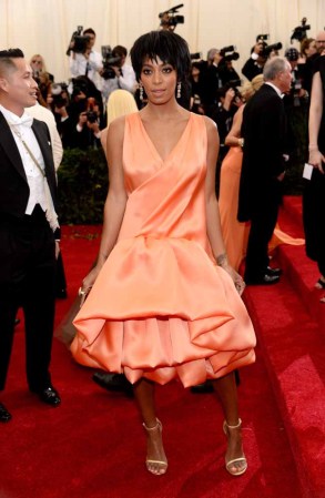Viendo a Solange Knowles posando con tanto glamour y simpatía en la Gala del Met en Nueva York, nadie diría que poco después atacaría a su cuñado, Jay-Z.
