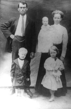 El sheriff Forehand (anterior foto) con su esposa Pauline Weaver y el resto de su familia.