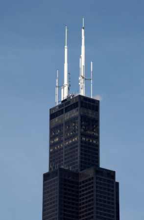 A la torre se le agregaron 2 antenas para permitir la difusión de televisión y radio.