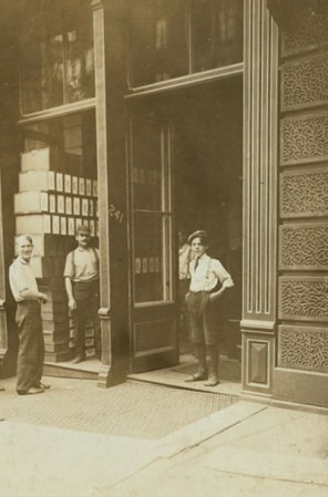 Niños esperando clientes.