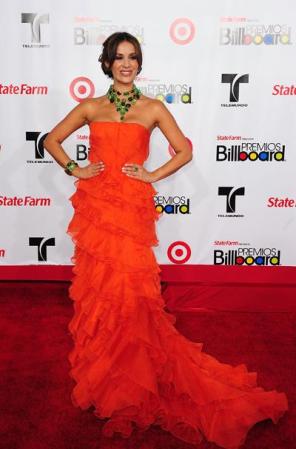 Naranja más verde para Catherine Siachoque <br /><br />Fue una de las favoritas de la noche, con un vestido largo naranja intenso con volados de gasa y cola. ¿El detalle glam? Las esmeraldas como elemento de contraste.