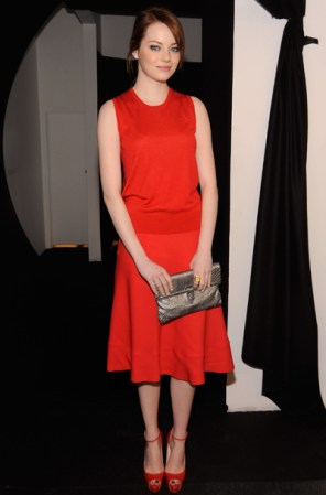 Con un look muy chic, Emma Stone elige la versión mandarina con matices rojos.