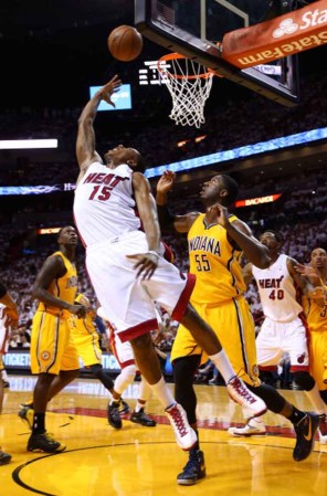 MIAMI, FL - MAY 22: El Heat de Miami derrota espectacularmente a los Peacers de Indiana en tiempo extra 103-102 con soberbia canasta de Lebron James.