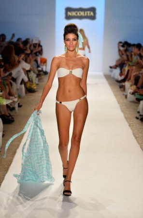Una modelo presenta una creación de traje de baño de la diseñadora de moda Nicolita durante la Semana de la Moda Mercedes-Benz Swim 2014 en el hotel Raleigh, Miami Beach.