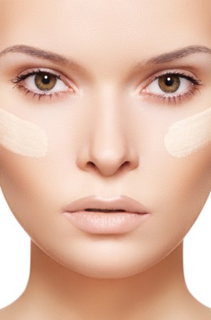 Base humectante con protector solar<br />Elige una base acorde a tu tono de piel y búscala con protección solar, lo cual te permitirá estar maquillada y protegida al mismo tiempo. Un truco para elegir el color: pruébala en tu mandíbula, no en la muñeca.