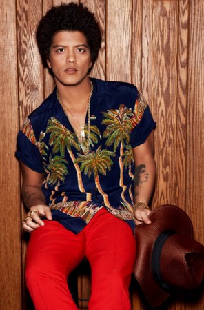 Bruno Mars: mitad filipino de parte de madre, mitad boricua por parte de su padre Peter Hernández, un exitoso puertorriqueño nacido en Brooklyn.