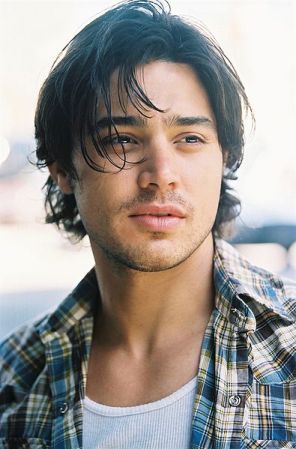 Yani Gellman nació en Miami en 1985 de padres australianos. Debutó en 1998 pero la serie de televisión "Animorphs" y se hizo conocido entre las audiencias adolescentes después de interpretar a un cantante pop italiano en la película "The Lizzie McGuire Movie" (2003).