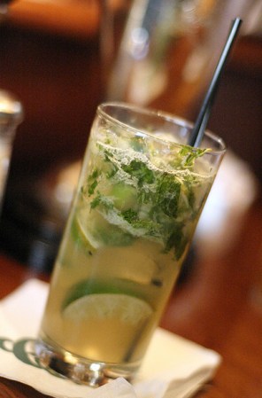 Mojito, originario de Cuba. Es un coctel compuesto de ron, azúcar (o jarabe de azúcar), lima, menta o hierba buena y agua mineralizada. Muy refrescante para los días de calor.