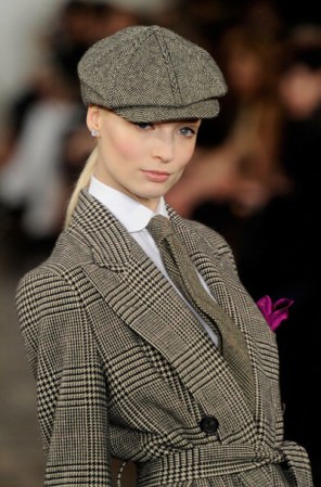 Las boinas vuelven a escena este otoño y predominan con telas tweed y estampados vichy.