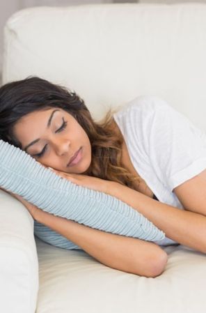 Descansa: Permanecer abrigada y en reposo hará que tu sistema inmune se recomponga y fortalezca ¡Toma una siesta y relájate!