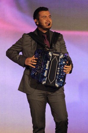 Finalista en varias categorías, entre ellas "Artista del año", el líder de "Calibre 50" es ¡un guapetón de aquellos!