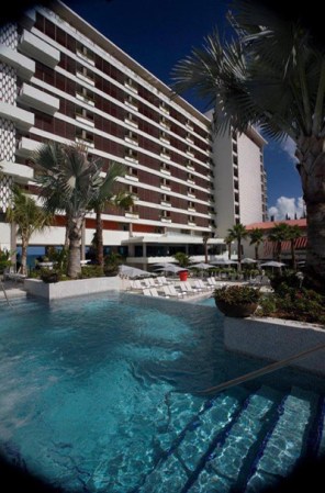 El area de la piscina invita a tomar el sol e incluso, en ocasiones, se realizan fiestas al rededor de ella por las noches.