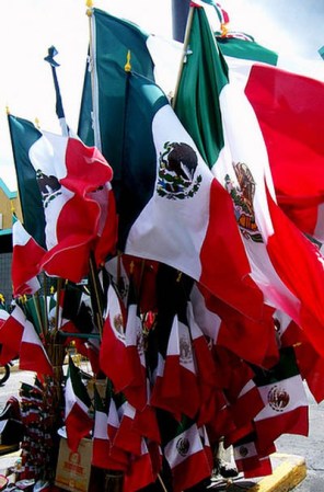 Los puestos con banderas y souvenirs representativos de México florecen por doquier.