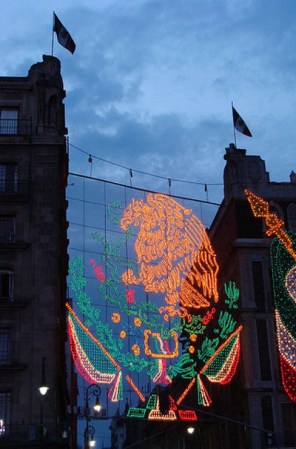 El águila, símbolo máximo de la independencia mexicana, brilló en lo alto de un edificio durante los festejos del bicentenario de la Revolución.