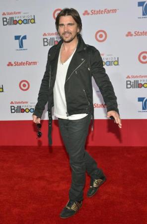 Juanes<br /><br />Muy informal y relajado, más para subirse a una moto que para bajar de una limusina, Juanes fue una de las presencias más esperadas de la noche.